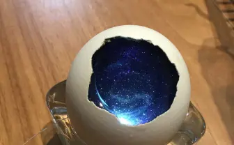 星が生まれそして死んでいくアート作品「宇宙の卵」に吸い込まれそう