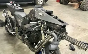 ガトリングガン搭載のバイクが荒野爆走! まるでマッドマックスな動画