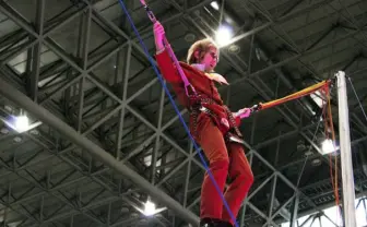 ムスカ大佐 VS 巨人！ 超会議「進撃の巨人」ブースで立体機動装置を体験