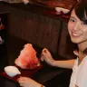 加藤紘子さんと「日光天然氷 こだわり家 しんじろう 池袋総本店」のかき氷（生いちご）