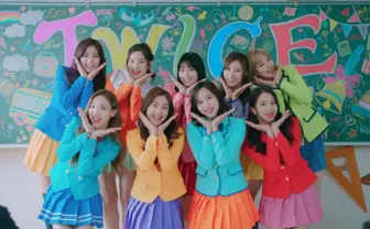 TWICE、日本初CMは超カラフルな世界に！　出川哲朗のTTポーズも卍