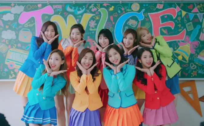 TWICE、日本初CMは超カラフルな世界に！　出川哲朗のTTポーズも卍