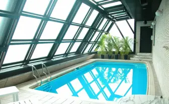 「例のプール」で貸切りパーティー！ 新宿に潜むラグジュアリー空間