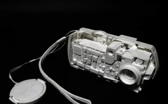 紙なんだぜ、これ…緻密なメカも靴もケント紙で再現 美術作家 小坂学が個展開催