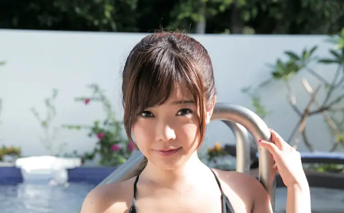 グラビアをしながら歌う女 藤田恵名　愛読誌『近代麻雀』表紙を飾る