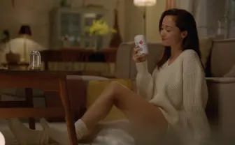 沢尻エリカがほろ酔いでくつろぐ　突如現れる男性はいったい誰？