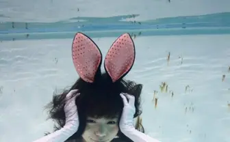 『水中ニーソプラス』がiPhoneケースに！ 全190点の水中女子が選べる