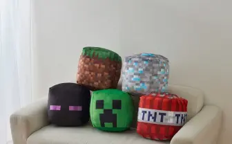 しまむら - マインクラフト　クッション　しまむら　限定 マイクラ×しまむらコラボで「Minecraft」モチーフのクッションや