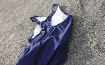 廃校でスクール水着を投げる制服女子高生を激写「ふわっと感が大事」