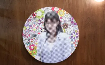 村上隆、ヤジ被害の塩村文夏都議らしきポートレートを制作 中野で緊急展示