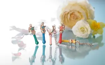 ムーンスティックのデザインがステキ！　『美少女戦士セーラームーン』のイヤホンジャックアクセサリーが登場