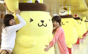 ポムポムプリンの巨大ぬいぐるみが新宿駅をジャック！ 生誕20周年記念