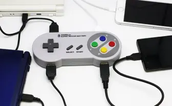 完全にスーファミやん! ゲームコントローラー風モバイルバッテリー登場