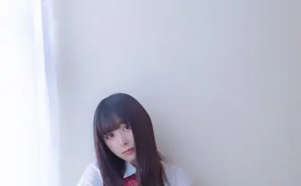 真島なおみの純白水着　ヤンジャングラビアも話題の「ドール系美少女」