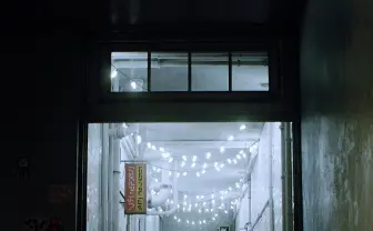 実写レベルの映像美！ 九龍城風の街を猫が歩くゲームが超ディストピア