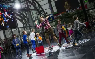 レッドブル主催の紙飛行機世界大会がアツかった！ 日本代表が上位入賞