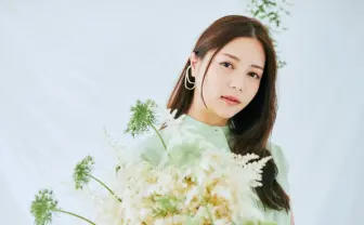 【写真】セクシー女優 白峰ミウ　大好きな映画で終える休日は、ウイスキーを片手に