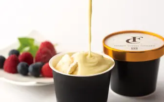 「フォンダンチーズアイス」冷たいアイスに熱々のチーズソースをたっぷり！