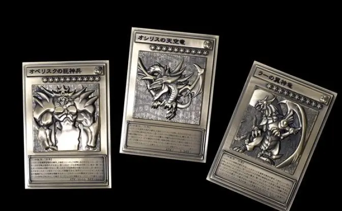 『遊戯王』神のカード「三幻神」が立体的に！ 重厚感ある金属製レリーフ爆誕