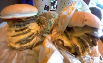 ロッテリアで10m級進撃の巨人バーガーの駆逐に挑戦してきた！