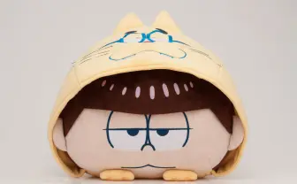 『おそ松さん』エスパーニャンコ姿の一松がまんまるクッションに！