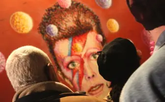 【動画】デビッド・ボウイを追悼しに来た人達で大賑わいの生誕の地・ブリクストン現地レポ