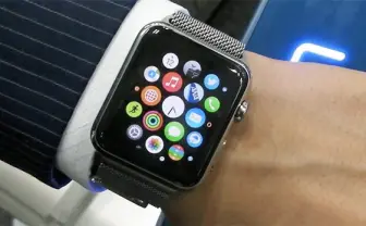 これが飛行機に乗る時の新定番？　腕時計をタッチして空へ！