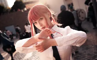 悪魔的に妖艶『チェンソーマン』マキマのコスプレ「シャツが身体に沿うように」表現