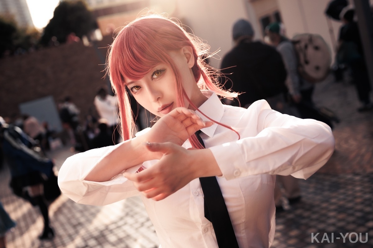 悪魔的に妖艶『チェンソーマン』マキマのコスプレ「シャツが身体に沿う