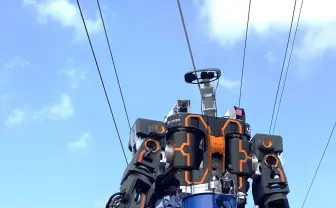 人型ロボットじゃん！ JR西日本らが開発「多機能鉄道重機」がロマンの塊