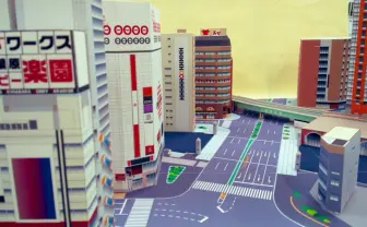 秋葉原の街並みを再現！ 肉の万世が本格的なペーパークラフトを提供中