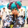 写真は、usagiさんによる、『初音ミク -Project DIVA- f』初音ミク 浴衣スタイルのコスプレ@キャラホビ1日目