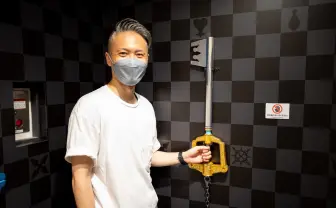 「キングダム ハーツ」ポップアップレポ 玉座に座ってキーブレードも携えてきた!