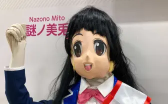 謎ノ美兎、渋谷に現る！ 月ノ美兎ライブBD記念展示に宣伝大使として出張中