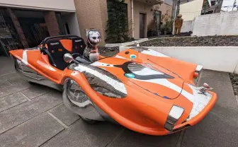 公道を疾走する「世界最速の彫刻」ヤノベケンジとPALOW.制作のスーパーカー