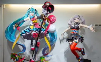 輝夜月＆初音ミクの等身大フィギュア 「Mika Pikazo展」に登場