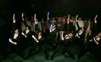 須藤元気率いるスーツ集団、AKB劇場でヲタ芸を打つ!?