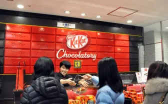 世界初登場のキットカット専門店！ 限定商品を食べてみた