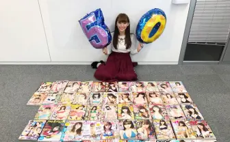 「1000年に1度の童顔巨乳」スパガ浅川梨奈の止まらぬ勢い　2年で50誌以上の表紙