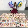 雑誌を並べて喜びの報告を行う浅川梨奈さん