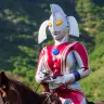 ハワイ・オアフ島の「クアロア・ランチ」で乗馬に興じるウルトラの母 ／ 画像はすべてWebサイト「ウルトラハワイ」より　(C)2014 Hawai‘i Tourism Japan All rights reserved. (C)円谷プロ