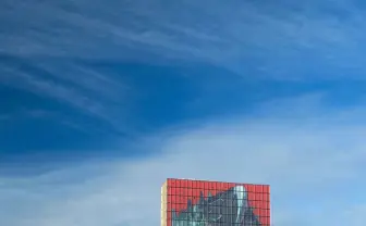 怪獣8号、パリに現る　フランス国立図書館で約50mの幕が公開