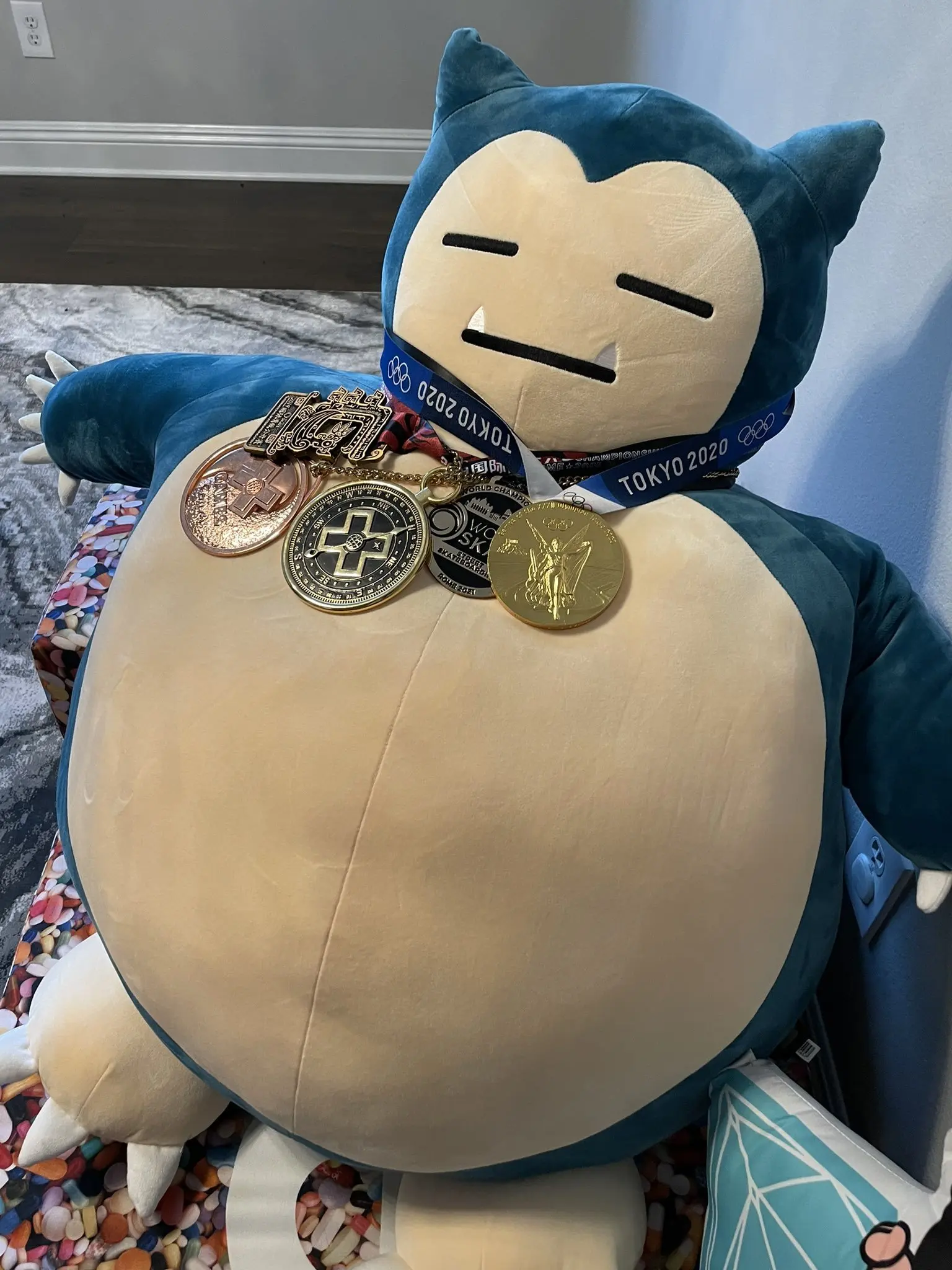 東京五輪金メダルをかけた堀米雄斗さんのカビゴン人形／画像は堀米雄斗さんTwitterから