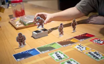 マッチョを笑顔にするボドゲ『そこまで絞るには眠れない夜もあっただろ』で遊んでみた