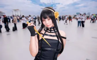 夏コミ『SPY×FAMILY』ヨルのコスプレ「スカートを短くウエストをタイトに」