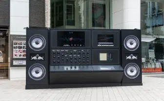 渋谷PARCO前に巨大シンセサイザー出現! 真鍋大度×レッドブルの社会実験