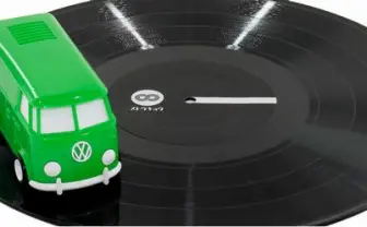 ポップが止まらない! レコード上を走る車型プレイヤー「RECORD RUNNER」