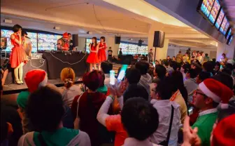 ボーリング場でパーリー！ 笹塚ボウルに女子流、okadada、小西康陽ら降臨