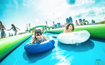 「Slide the City」が帰ってきた! 巨大ウォータースライダーでお台場を滑走