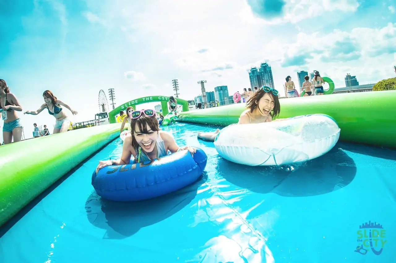 「Slide the City」が帰ってきた！ 巨大ウォータースライダーでお台場を滑走